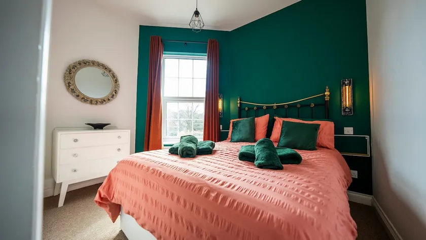 Birthplace View - 2BR Townhouse, Heart of Town, Sleeps 4 - Image 1