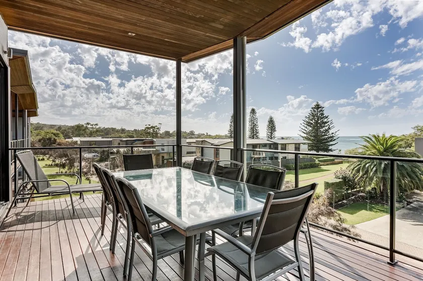 Regency Beach Family House - Image 1