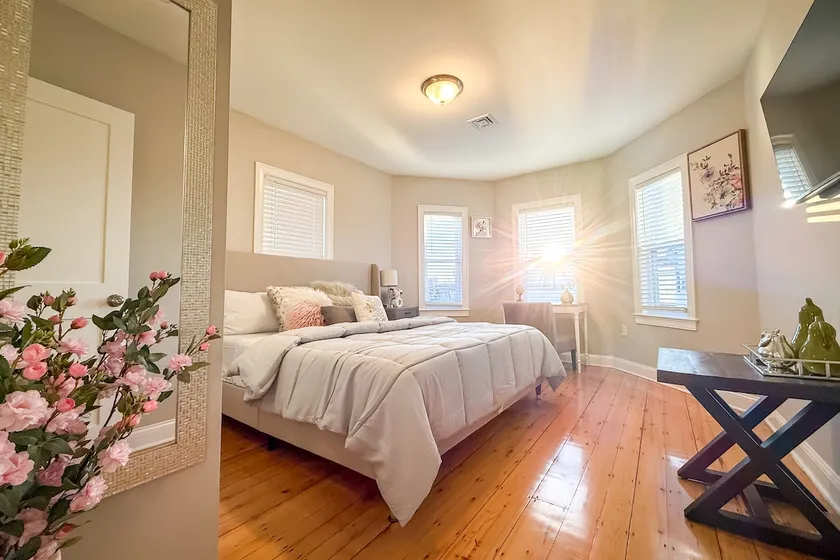 Bright 4BR Retreat | Free Parking | Boston - Image 1