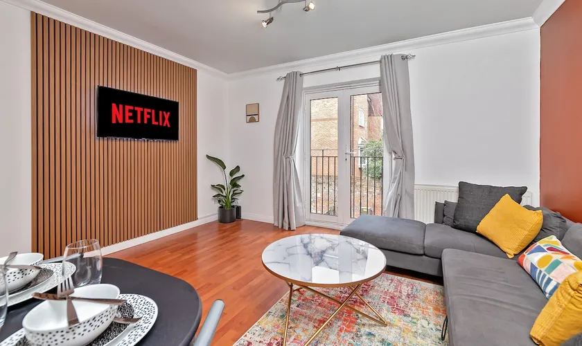 Sleeps 4 | Town Centre | Parking | High Street - Image 1