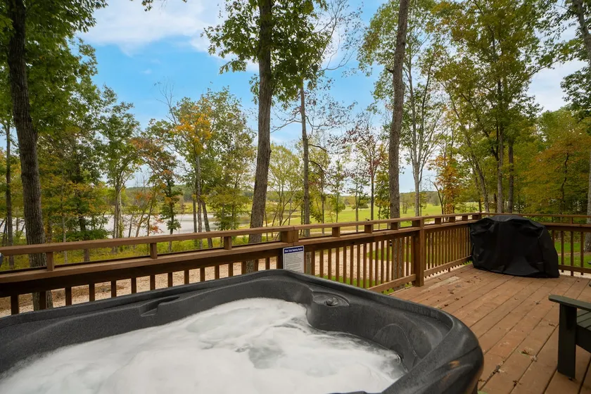 Lakeview Cozy Studio | Hot Tub - Image 1