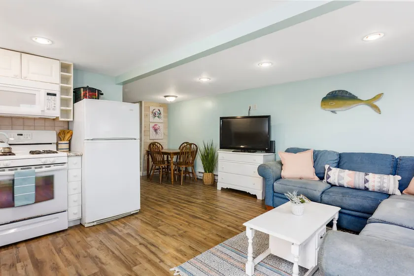2 Bedrooms, Steps to the Beach, 45 min to Salem, Pet Friendly - Image 1