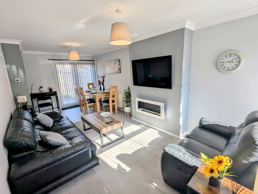 Castleford nest 3 bed driveway 2 Free Parking 6ppl - Image 1