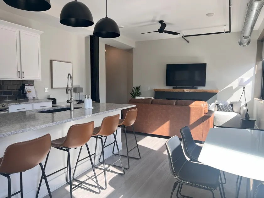 Comfy Urban Retreat - Image 1