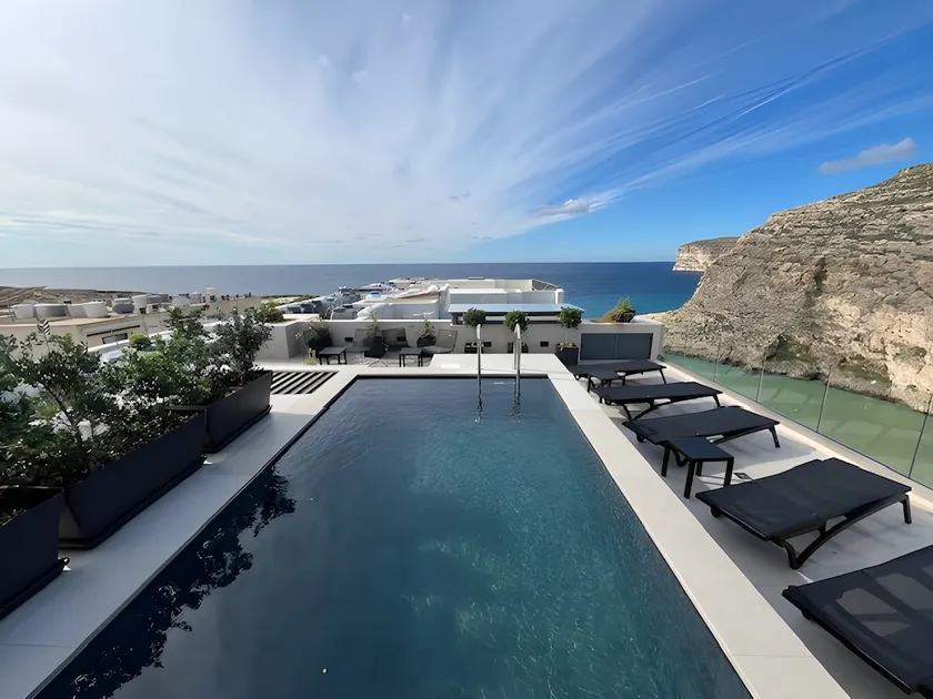 3 Bedroom Luxury Sea View Apt - Image 1