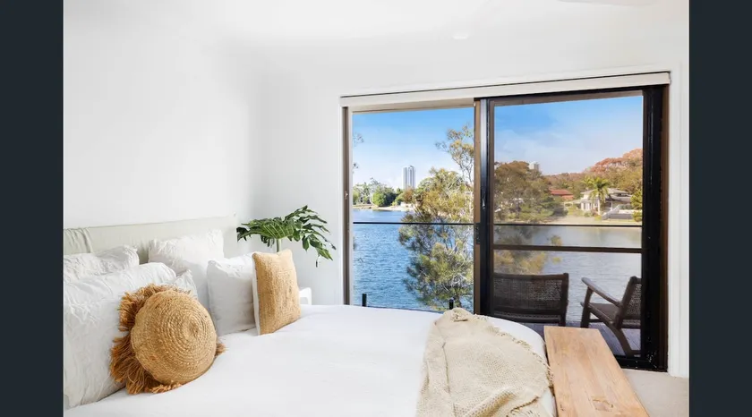Mediterranean Villa by Lake 5min to Burleigh Heads - Image 1