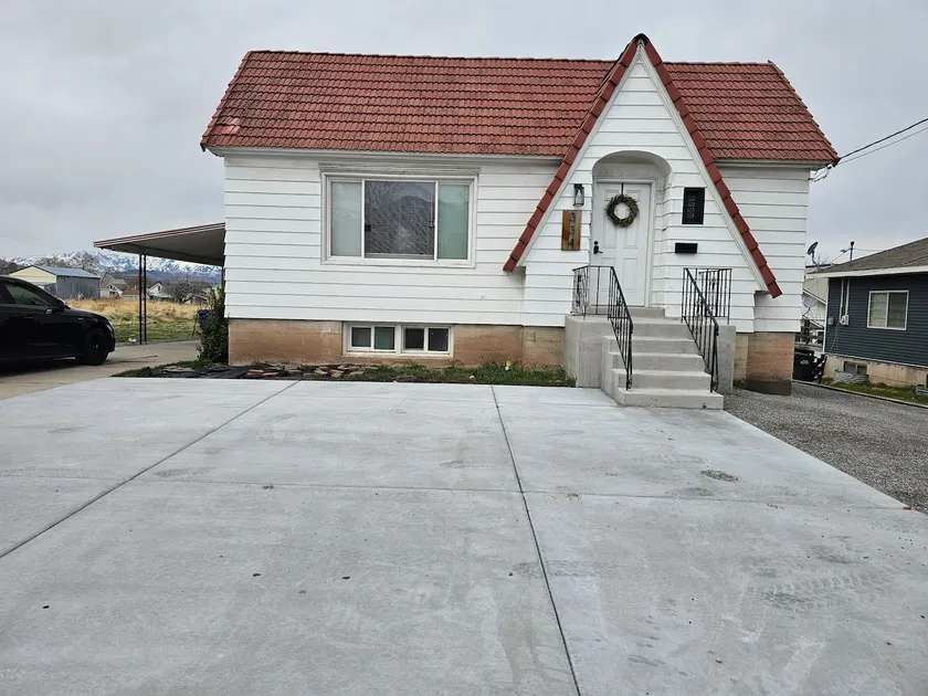 Clean Historic Main street downstairs bungalow - Image 1