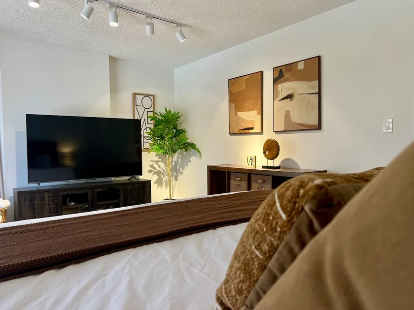 Heart of Honolulu Hideaway Suite + 1 Free Parking - Image 1