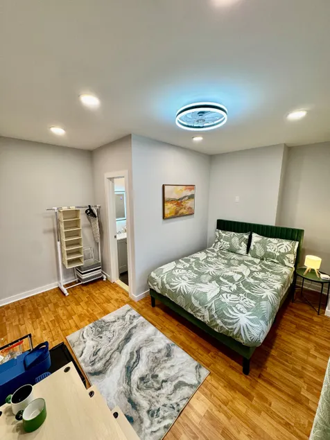 Sunny & Cozy Private Studio – Fast NYC Access! - Image 1