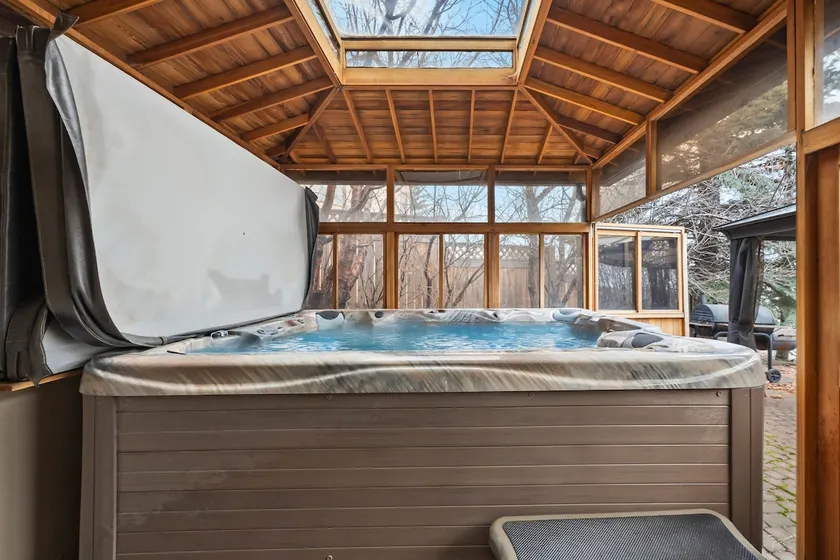 The Royal Ravine Luxury Retreat with Hot Tub & Sauna - Image 1