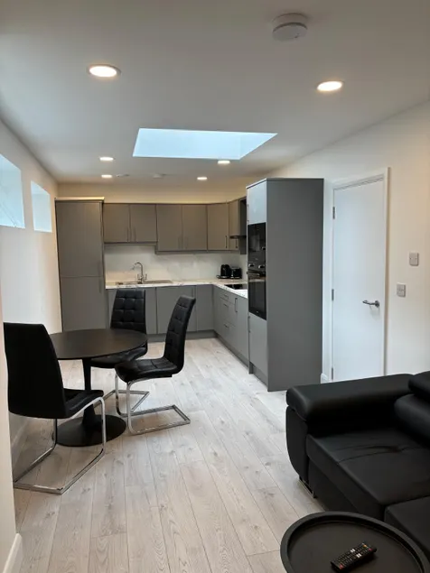Deluxe Town Centre Apartment for 3 - Image 1