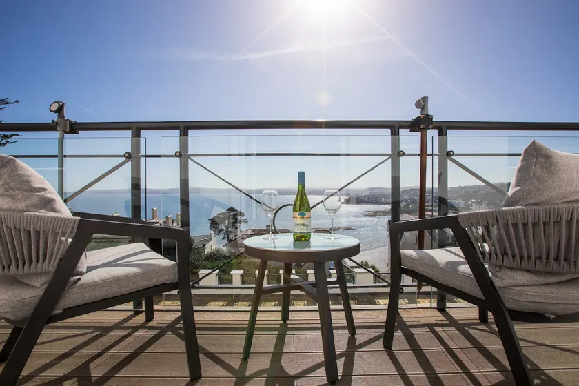Oceanview Apartment with Private Balcony & Parking - Image 1
