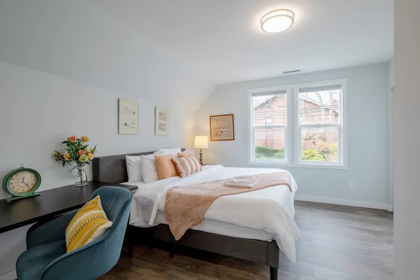 Chic & Modern 6b4b House – Prime Seattle Location! - Image 1