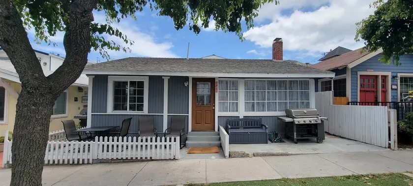 Steps to Beach & Bites: Catalina Island Retreat! - Image 1