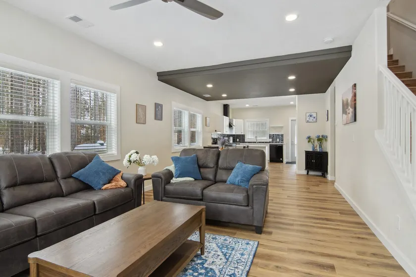 Charming Family-Friendly Home Near Golf Course - Image 1