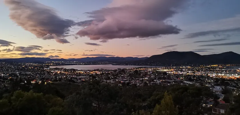 4BR Retreat with Stunning Derwent River Panorama - Image 1