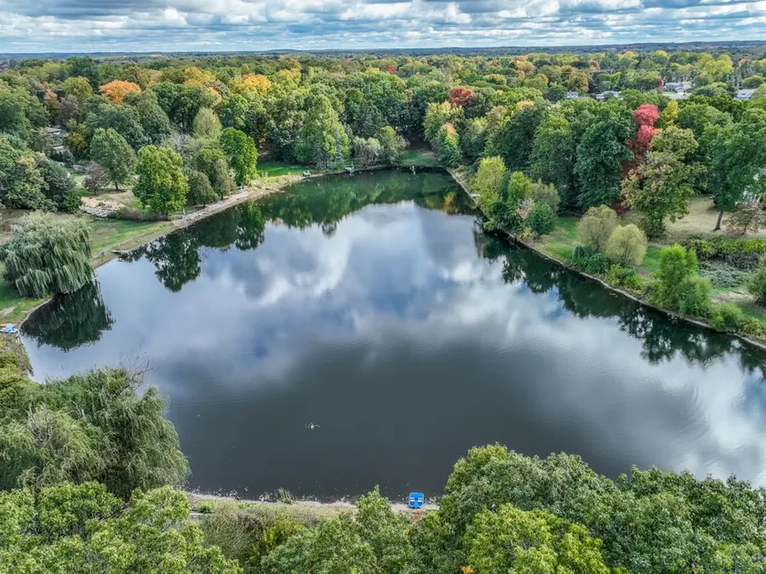 Waterfront Paradise-2 Lake Views in Prime Location - Image 1