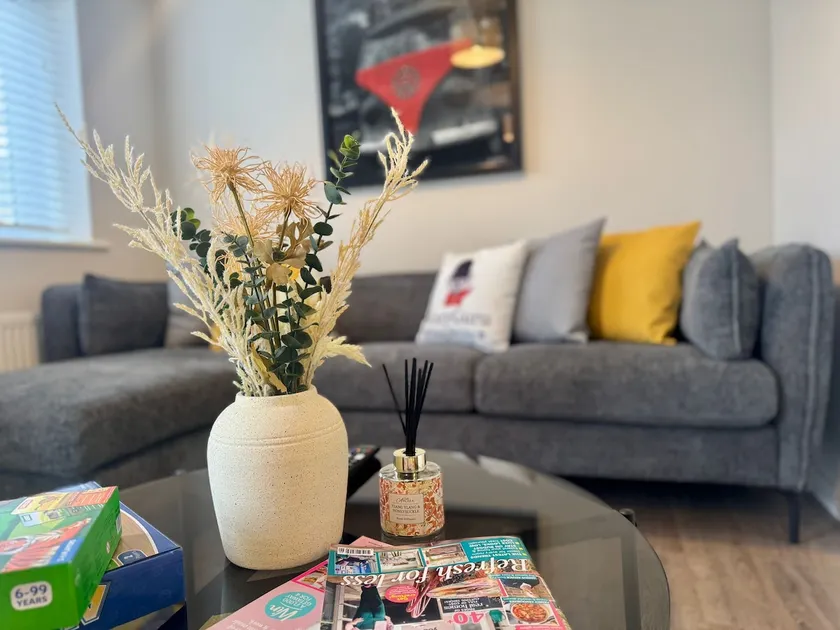 Lapford Luxe - Stylish 3Bdr by Etihad and Coop Live - Image 1