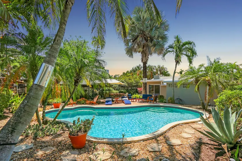 Ventur Escapade - Heated Pool, Private Guest House - Image 1