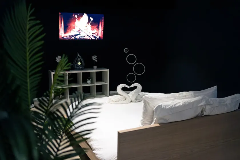 Private Spa Suite - Jacuzzi, Sauna - Image 1