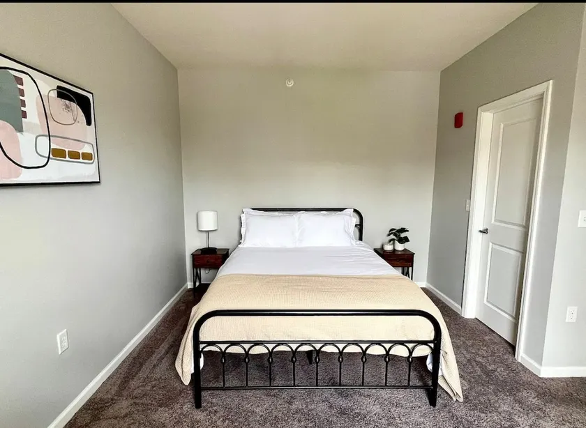Spacious 1BR/1BA Near Hospital - Image 1