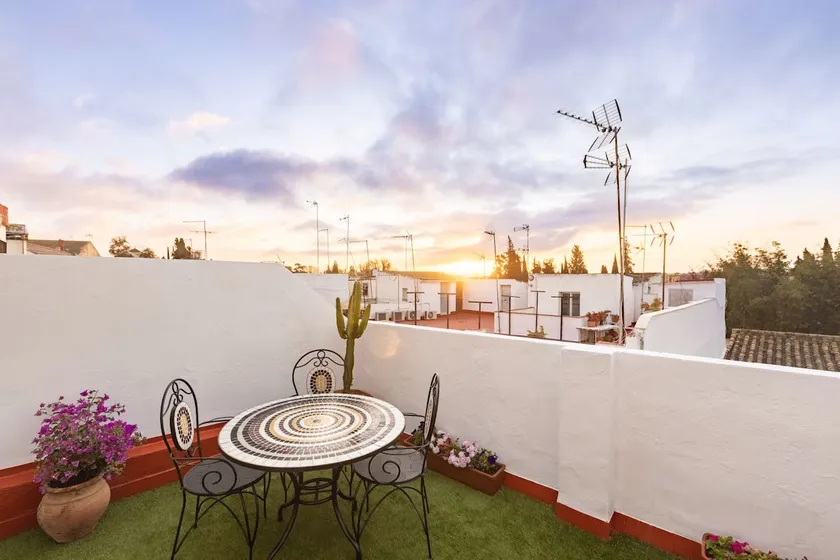 3-story house with private patio and solarium - Image 1