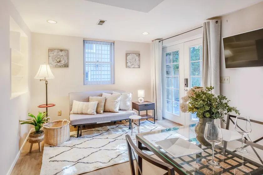 Comfy 1b1b Lower Unit | Prime UW Location - Image 1