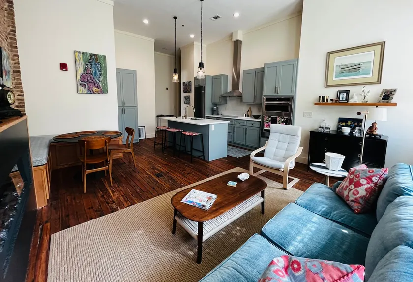 Luxury Downtown Apartment - Image 1