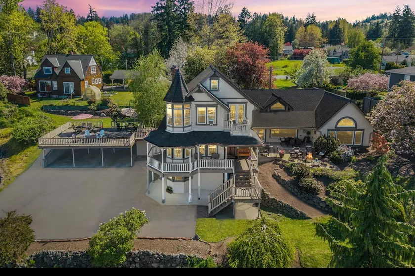 Bremerton Victorian Home w/ Modern Amenities - Image 1