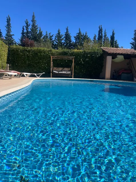 Charming cottage with pool access - Image 1