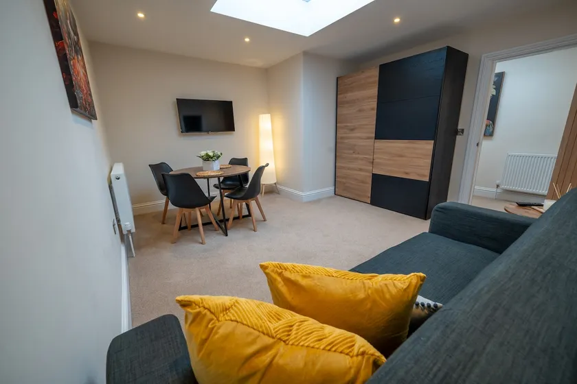 Family, Modern, 2 bedroom &garden. Free parking - Image 1
