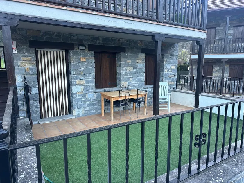 Apartment with a garden - Image 1
