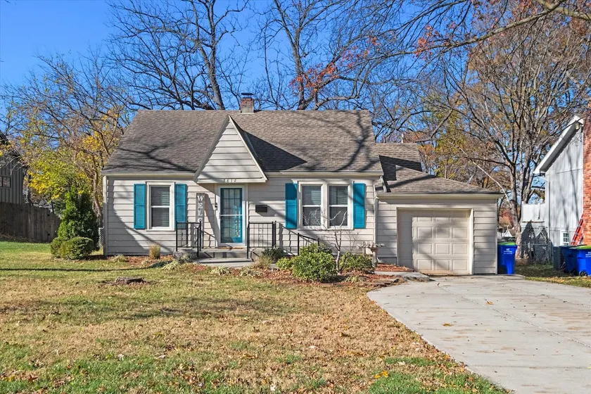 Charming Bungalow with Spacious Yard - Image 1