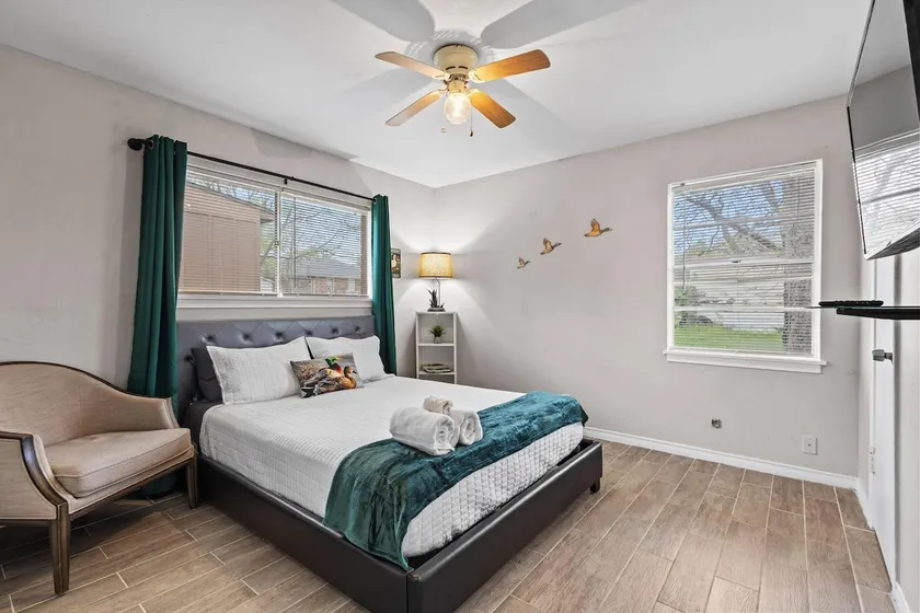 2BR Getaway| Poker Table + 3 Smart TVs - Image 1
