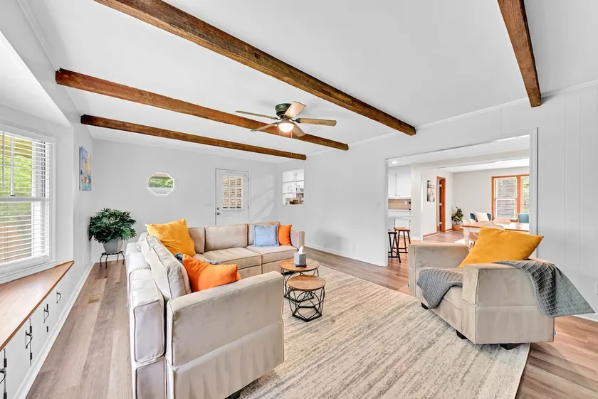 Spacious House, Sleeps 10, Fenced Yard - Image 1
