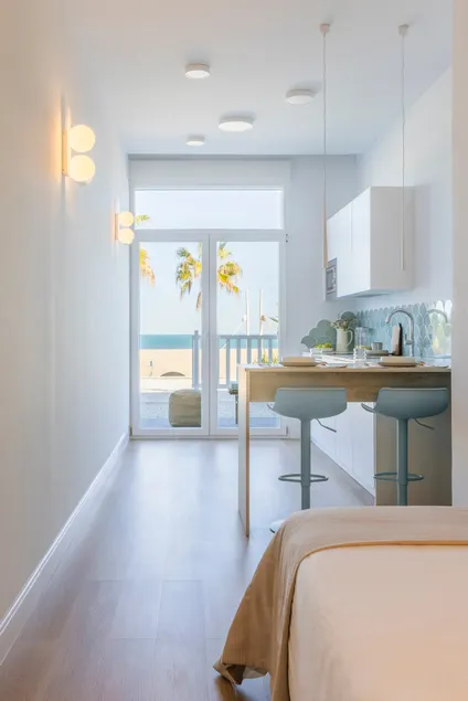 Exclusive beachfront apartment - Image 1
