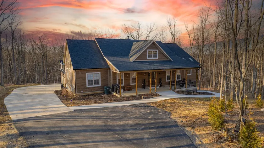 Luxury Harpers Ferry Escape / views/Deck/hot tub - Image 1