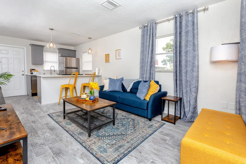 Walk to dwnt/7min to beach/king bed/free parking - Image 1