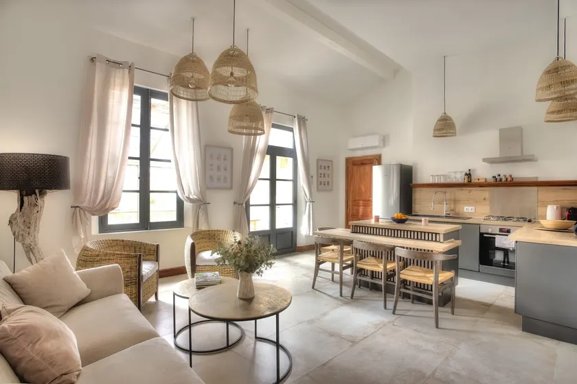 South side suite with terrace in the city center - Image 1