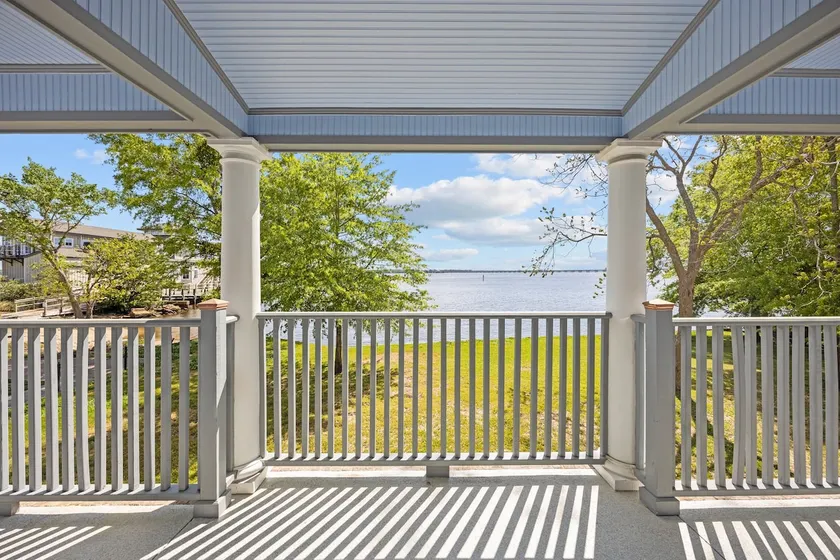 New Bern Waterfront Porch Escape - Image 1