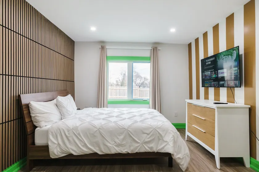 Retro-Chic Suite Kitchen Parking - Image 1