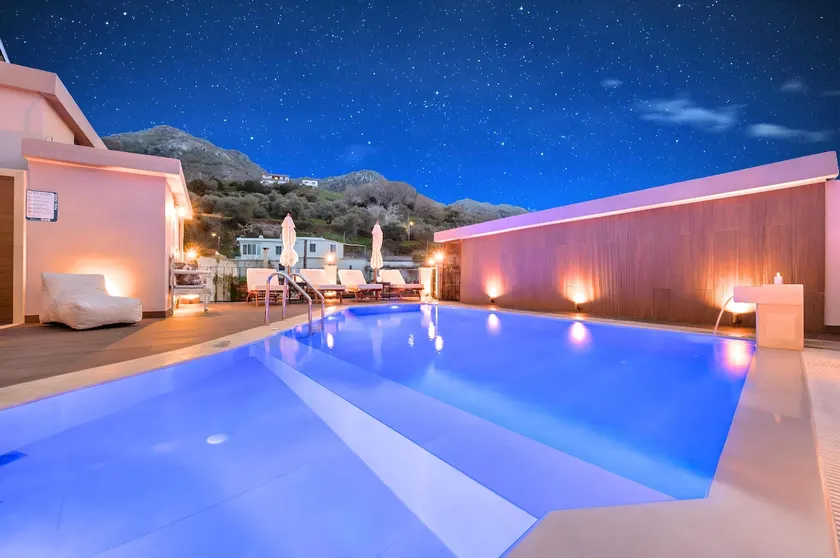 Petroktisto Luxury Villa Heated Pool & Jaccuzzi - Image 1
