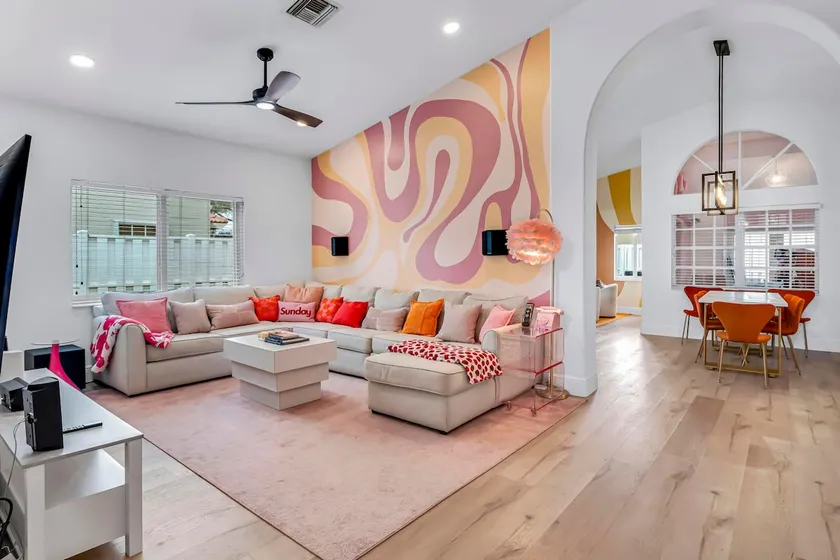 Spacious Designer Villa Hot tub and Arcade Games - Image 1