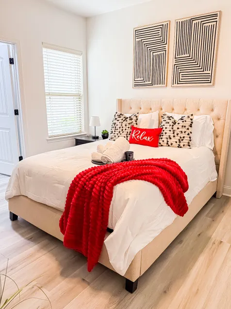 Stylish 1BR Close to Airport & Shopping - Image 1