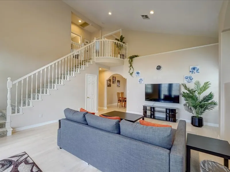 Casa Hermosa Modern 5 BR Home - Image 1