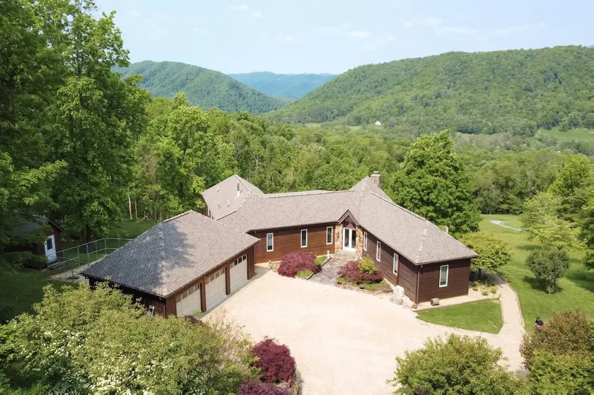 Breathtaking Mountain Views Near Omni Homestead - Image 1