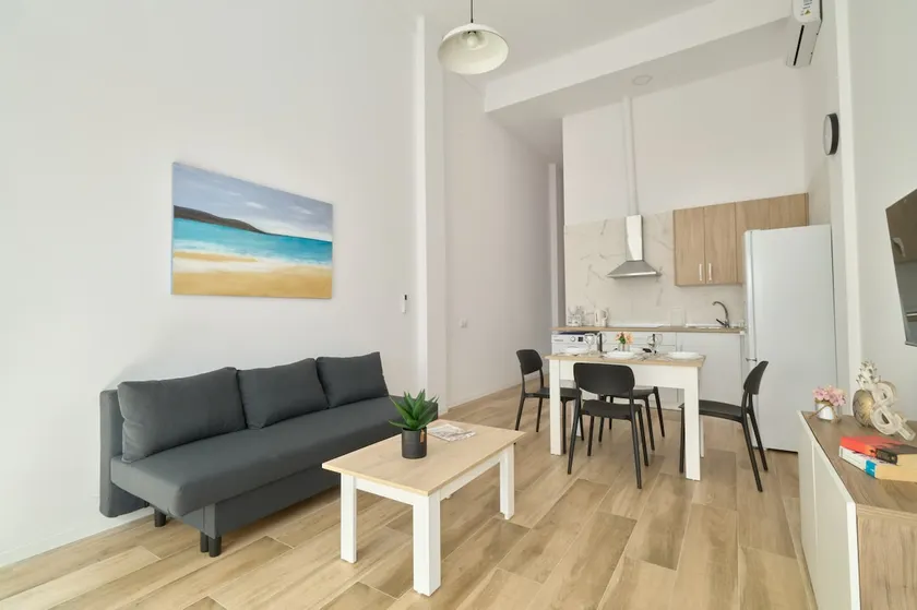 Up to 6 guests: Natural Light Equipped Kitchen - Image 1