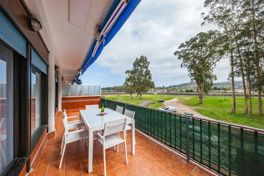Luxury Coastal Apartment with Stunning Sea Views - Image 1