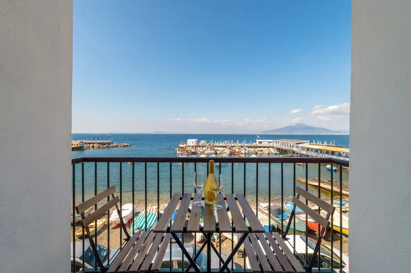 LA CASETTA LINDA - NEW 2 BEDROOM APT IN SORRENTO WITH SEAVIEW TERRACE - Image 1