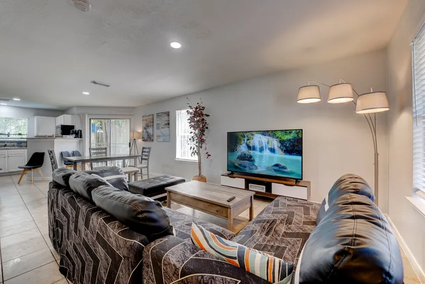 Modern Home Near Airport - Image 1